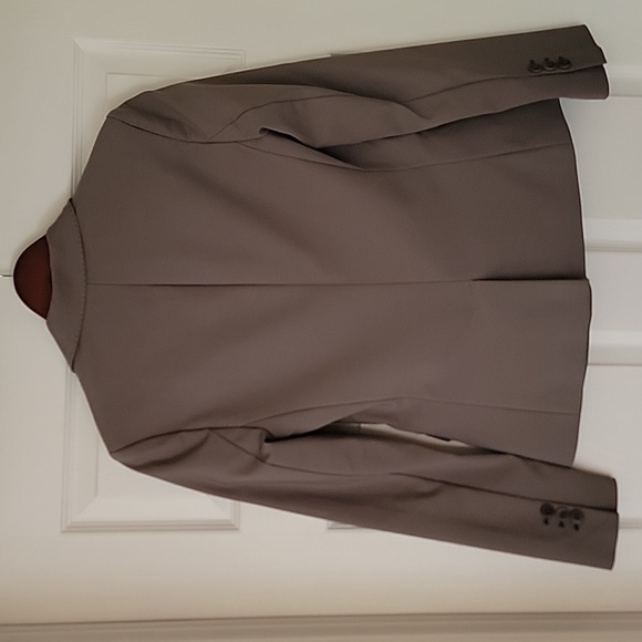 Le Chateau Suit - Picture 5 of 9